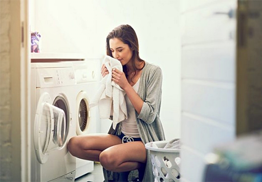 девушка и стиральная машина 