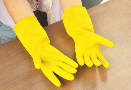резиновые перчатки на руках