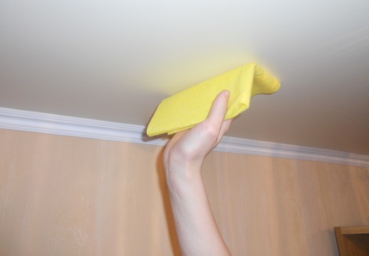 мыть потолок губкой